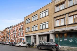 Kantoren in industriële stijl met aangenaam terras te koop in Schaarbeek. Combinatie van lichtrijke kantoren met polyvalente ruimtes...