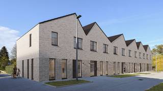 Deze halfopen woning maakt deel uit van een prachtig nieuwbouwproject in het centrum van Marke! Hoewel het rustig is gelegen, bevindt het zich toch dichtbij alle voorzieningen (scholen, winkels, etc.).<br />Op het gelijkvloers vind je een inkomhal met gastentoilet, een leefruimte met een open ingerichte keuken, een berging en toegang tot de gezellige stadstuin met terras.<br />De eerste verdieping beschikt over 3 slaapkamers, een ingerichte badkamer met bad & douche en een apart toilet. Via het zolderluik heb je toegang tot de ruime zolder.<br /><br />Troeven:<br />- Alles nieuw! <br />- Laag E Peil 20 (Zonnepanelen, vloerverwarming, ventilatiesysteem type D) <br />- Veel lichtinval <br />- Rustige ligging in doodlopende straat