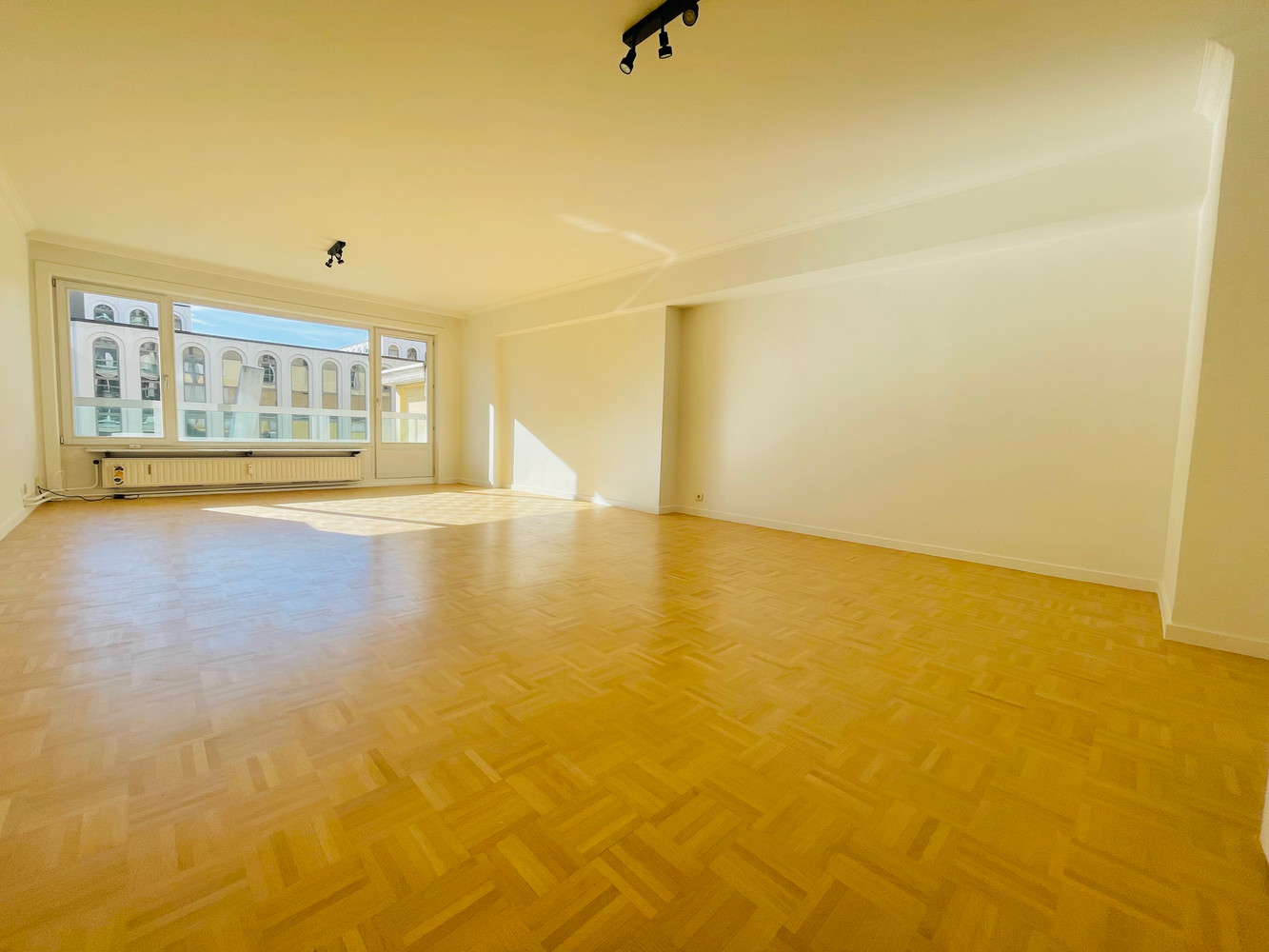 Instapklaar appartement met 3 slaapkamers en een zonnig terras in hartje Gent op de Kouter. - foto 3