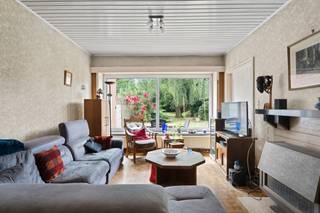 <p>Altro vastgoed verkoopt : Eerste bezoekmoment = Compleet volzet - enkel online inschrijven voor de wachtlijst</p><p></p><p>Bent u op zoek naar een woning met een stevige basis, potentieel en een heerlijke buitenruimte? Deze te renoveren gezinswoning bevindt zich op <strong>grondgebied Gent (9000)</strong>, pal op de strategische grens van <strong>Sint-Amandsberg en Oostakker</strong>. U geniet hier van het beste van twee werelden: een rustige, vlot bereikbare ligging met alle voorzieningen dichtbij, én de Gentse binnenstad op fietsafstand.</p><h3><strong>De indeling</strong></h3><ul><li><p><strong>Gelijkvloers:</strong> U komt binnen via een <strong>ruime inkomhal</strong> voorzien van een gastentoilet. Van hieruit heeft u direct toegang tot de <strong>inpandige garage</strong>—een absolute luxe en zeldzaamheid in Gent! De royale, lichtrijke <strong>leefruimte</strong> biedt een prachtig uitzicht op de <strong>grote, diepe tuin</strong>. Aansluitend bevindt zich de keuken met een gezellige, kleine veranda die de perfecte overgang vormt naar het groen.</p></li><li><p><strong>Eerste verdieping:</strong> De nachthal geeft toegang tot maar liefst <strong>4 volwaardige slaapkamers</strong> en een badkamer uitgerust met een douche en lavabo. Ideaal voor een groot gezin of wie extra nood heeft aan een thuiskantoor of hobbyruimte.</p></li><li><p><strong>Zolderverdieping:</strong> Bereikbaar via een schuiftrap, maar laat u niet misleiden: dit is een <strong>volwaardige verdieping</strong> met een zee aan ruimte. Mits het plaatsen van een vaste trap creëert u hier moeiteloos extra slaapkamers, een master suite of een riante mezzanine.</p></li></ul><h3><strong>De troeven op een rij:</strong></h3><ul><li><p><strong>Toplocatie:</strong> Strategisch en vlot bereikbaar gelegen in Gent (9000).</p></li><li><p><strong>Inpandige garage:</strong> Nooit meer zoeken naar parkeerplek of extra stockageruimte.</p></li><li><p><strong>Prachtige tuin:</strong> Een grote, groene oase waar kinderen kunnen spelen en u in alle rust kunt genieten.</p></li><li><p><strong>Ruimte & Potentieel:</strong> 4 slaapkamers én een grote zolder met tal van uitbreidingsmogelijkheden.</p></li></ul><h3><strong>Maak hier uw droomwoning van!</strong></h3><p><strong>Bezoek inplannen?</strong> Ziet u uzelf hier al wonen en de handen uit de mouwen steken?</p><p>Neem vandaag nog contact met ons op voor meer informatie of een bezoek ter plaatse!</p><p><strong>Ellen : 0475.400.770 - ellen@altro-vastgoed.be</strong></p><p></p><p></p>