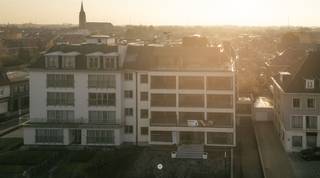 <p><span>SINT-NIKLAAS - </span><span>Op zoek naar een energiezuinig appartement in het centrum? Dan is dit stijlvolle appartement precies wat je zoekt!</span></p><p><span> </span></p><p><span>Enkele troeven op een rij:</span></p><ul><li><span>Kwalitatieve renovatie met oog voor detail</span></li><li><span>Energiezuinig dankzij de gemeenschappelijke warmtepomp en doorgedreven isolatie</span></li><li><span>Twee ruime slaapkamers</span></li><li><span>Met zicht op het Stadspark</span></li></ul><p><span> </span></p><p><span>Indeling:</span><span><br />Via de inkomhal kom je in de lichtrijke leefruimte met open, volledig ingerichte keuken. De grote raampartijen zorgen voor een prachtig uitzicht over het Stadspark.<br />Verder beschikt het appartement over een ruime berging/wasplaats, een moderne badkamer met inloopdouche en lavabomeubel, en twee comfortabele slaapkamers.<br />Vanop het terras achteraan geniet je in alle rust.<br />Afzonderlijk toilet aanwezig.</span></p><p><span> </span></p><p><span>Het appartement is gelegen op de tweede verdieping (lift in het gebouw).</span></p><p><span> </span></p><p><span>Extra:</span></p><p><span>Gemeenschappelijk </span><span>dakterras </span><span>met magnifiek uitzicht over Sint-Niklaas.</span></p><p><span> </span></p><p><span> </span></p><p><span>Beschikbaar: </span><span>onmiddellijk<br /></span><span>Huurprijs: </span><span>€ 1.150 + € 120 algemene onkosten</span></p><p><span>Provisie verwarming € 100 /maand<br /></span><span>E-peil: </span><span>60</span></p><p><span> </span></p><p><span>Benieuwd naar dit unieke woonaanbod? Vraag snel je bezoek aan via onze website.</span></p><p><span> </span></p>