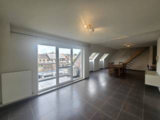 Duplex appartement met 2 ruime kamers & lift in centrum Haacht! Indeling 2de verdieping: inkomhal, woonkamer met open uitgeruste keuken, berging, ruime slaapkamer met airco en dressing, badkamer met badkamermeubel met 2 lavabo's, ligbad en douche, apart toilet en terras. Op de 3de verdieping: nachthal, 1 ruime slaapkamer, bureau/ dressing en apart toilet met lavabo. Met airco en lift! 1 Autostaanplaats inbegrepen. Gelegen in centrum Haacht, op wandelafstand van alle faciliteiten. Maandelijkse kosten: €90/maand.