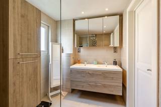 <p><strong>Welkom in deze charmante woning in Beveren</strong> - een perfect gecombineerd modern comfort met klassieke warmte. Dit twee-slaapkamer huis met 100m² bewoonbare oppervlakte staat op een perceel van 282m² en biedt uitstekende mogelijkheden voor gezinnen en stellen.</p><p><strong>Beneden begane grond:</strong> De ruime living- en eetkamer vormen het hart van het huis, voorzien van raampartijen die veel natuurlijk licht binnenlaten. Een gestookte haard schept een gezellige atmosfeer. De moderne, volledig ingerichte keuken met houten kasten, zwarte werkbladen en diverse inbouwapparatuur maakt bereiden van maaltijden een genoegen. Twee keukenvensters bieden uitzicht naar buiten. Een praktische hal met toegang tot alle vertrekken completeert de begane grond. De badkamer is voorzien van een groot spiegelkast, houten meubels, een ruime inloopdouche met decoratieve tegels en moderne sanitair.</p><p><strong>Eerste verdieping:</strong> Via de fraaie houten trap bereikt u de eerste verdieping met twee comfortabele slaapkamers . De eerste slaapkamer beschikt over een raam met natuurlijk licht en is voorzien van eventueel een wbergruimte. De tweede slaapkamer is eveneens goed afgewerkt. </p><p><strong>Zolder:</strong> Extra opbergruimte op de zolder biedt ruimte voor opslag of toekomstige uitbreidingen.</p><p><strong>Exterieur:</strong> Het goed onderhouden tuinareaal achter het huis is volledig omheind en biedt privacy en rustzone. Een bijgebouwtje biedt aanvullende opslagruimte.</p><p><strong>Bijzonderheden:</strong> - Energiezuinige installaties en moderne isolatie - Veel natuurlijk licht door grote raampartijen - Houten interieurbetimmeringen creëren warm woonklimaat - Volledig gemoderniseerde badkamer - Praktische indeling met goede verkeersstromen - Privé tuinruimte ideaal voor ontspanning - Laaggelegen in rustige buurt van Beveren</p><p>Dit huis combineert functionaliteit met esthetiek en is gereed voor directe bewoning. Een ideale keus voor wie op zoek is naar comfort en karakter in een toegankelijk formaat.</p>