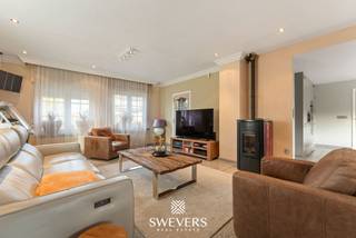 Voor meer info en foto’s, surf naar www.swevers.be –In het groene Hechtel-Eksel wacht een instapklare gezinswoning met tal van troeven. De open...