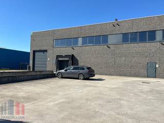 Uitstekend gelegen bedrijfsgebouw te huur. Op slechts 5 minuten rijden bevindt zich de <strong>E17 </strong>(op- en afrit Lokeren), wat zorgt voor een vlotte verbinding richting Gent en Antwerpen. Daarnaast ligt de N47 in de directe omgeving, waardoor omliggende gemeenten zoals Lokeren, Dendermonde en Sint-Niklaas gemakkelijk bereikbaar zijn.<br /><br />De magazijnruimte van 1.058 m² heeft een vrije hoogte van <strong>7 meter</strong> en is toegankelijk via een sectionale poort en een afzonderlijke toegangsdeur (laadkade niet inbegrepen). De loods is voorzien van een lichtstraat met rookluik, polybetonvloer, sanitair en een <strong>mezzanine</strong>, ideaal voor extra opslagruimte of als kantoor. Tevens voldoende <strong>parkeer- en manoeuvreerruimte</strong> aanwezig.<br /><br />Contacteer PANORAMA B2B voor bijkomende (technische) inlichtingen, plannen of een vrijblijvend plaatsbezoek<strong> 0477 06 30 30</strong>.