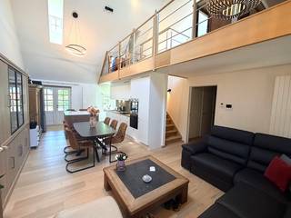 Te midden van het prestigieuze Groot Park, omringd door majestueuze eeuwenoude bomen en een uitzonderlijk groen landschap, bevindt zich dit exclusieve duplex-appartement. Op slechts enkele minuten van Leuven geniet u hier van een unieke woonomgeving waar rust, privacy, erfgoed en hedendaagse luxe harmonieus samenkomen.<br /><br />De voormalige historische site werd door de gerenommeerde projectontwikkelaar Virix met respect voor haar authentieke karakter herontwikkeld tot een exclusieve parkresidentie. Hoogwaardige architectuur, duurzaamheid en een uitzonderlijke woonkwaliteit vormen er de rode draad.<br /><br />Dit luxueus afgewerkte duplex-appartement, met een bewoonbare oppervlakte van 129 m², is gelegen op de bovenste verdieping van het karaktervolle paviljoen Salve Mater. Dankzij de hoogwaardige materialen, de kwalitatieve afwerking en de reeds uitgevoerde schilderwerken is de woning volledig instapklaar.<br />Een bijzonder troef is de absolute privacy: als enige bewoner op de verdieping geniet u van een rustige en exclusieve woonbeleving.<br /><br />Via de inkomhal met gastentoilet en praktische berging bereikt u de lichtrijke leefruimte, waar grote raampartijen zorgen voor een overvloed aan natuurlijk licht. De volledig uitgeruste kwaliteitskeuken sluit naadloos aan op de leefruimte en vormt samen het hart van de woning. Op deze verdieping bevinden zich eveneens een ruime master bedroom met en-suite badkamer en een tweede volwaardige slaapkamer.<br />De bovenverdieping beschikt over een ruime overloop, ideaal als bureauruimte of leeshoek, en een derde volwaardige slaapkamer.<br />Het aangename terras biedt een prachtig uitzicht op het omliggende park en vormt de perfecte plek om in alle rust te genieten van de ochtendzon en het groene decor.<br />Naast het uitzonderlijke wooncomfort genieten de bewoners van exclusieve gemeenschappelijke faciliteiten. De residentie beschikt over een luxueus wellnesscentrum met een verwarmd binnenzwembad van 16 meter, een sauna en een volledig uitgeruste fitnessruimte, uitsluitend toegankelijk voor de bewoners. Bovendien bereikt u vanuit het gebouw rechtstreeks de ondergrondse parkeergarage en de wellness, wat het dagelijkse comfort aanzienlijk verhoogt.<br /><br />Dit appartement combineert het authentieke karakter van een historisch pand met het hedendaagse comfort en de energiezuinigheid van een nieuwbouwresidentie. Er bestaat de mogelijkheid om tevens een private kelderberging en één of twee ondergrondse autostaanplaatsen aan te kopen.<br /><br />Een uitzonderlijke residentie voor wie geen compromis wenst te sluiten tussen luxe, privacy, architectuur en natuur. Een zeldzame kans om eigenaar te worden van een exclusieve woonplek waar elk detail bijdraagt aan een leven in alle sereniteit, op een van de meest prestigieuze locaties in de onmiddellijke omgeving van Leuven.