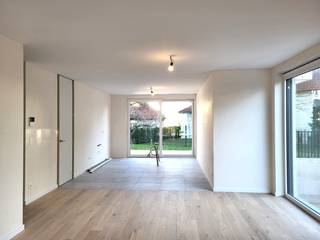 Spacious and energy-efficient 2-bedroom walk-through flat on the ground floor of the newly built 'Les Moineaux' project.<br />The flat is fully finished with a choice of high-quality materials and comprises:<br />Entrance with toilet, spacious living room with open and fully installed kitchen, storage room, bathroom and 2 bedrooms, also the flat has a front terrace of 8,72 m² and a spacious rear terrace of 24.68 m² onto which both bedrooms and the kitchen give out.<br />The flat will be heated by means of geothermal underfloor heating and will be equipped with solar panels, which will make the apartment almost energy-neutral (BEN standard), as a result of which you will enjoy a 100% reduction on property tax for 5 years.