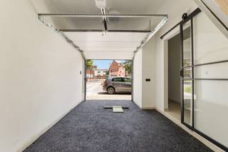 <p><span>U koopt voor uzelf vrijheid, rust (zone 30) en mobiliteit (Mobiscore 8,7 op 10) in het hart van Muizen, want u beschikt over een garage (steentapijt) met afstandsbediende sectionaalpoort en voorziening voor toekomstige laadpaal, op 160 meter van het station. De uitstekende EPC-score van 82 kWh/m²/jaar, werd bereikt dankzij: nieuwe PVC-ramen, een condensatieketel op gas, airco met warmtepomptechnologie, 5 zonnepanelen en dikke isolatielagen in dak, vloer en gevels. In de leefruimte met open keuken (eiland), spotten we een visgraat-laminaatvloer met witte keramische plinten, videofoon, zwarte designradiatoren en airco. De keuken met zellige wandtegels en veel opbergruimte, omvat: koelkast, oven, vaatwasser, kookplaat en dampkap. De volledig ommuurde tuin geniet van privacy en vangt veel namiddagzon. Qua bergruimte beschikt u, afgezien van de garage (kruipkelder), over een technische berging en een wasplaats. De badkamer valt op door de koperkleurige kranen, een massief houten meubel, zwarte radiator (net als de alu-gevelbekleding), glazen deur en lichtkoepel. De twee ruime kamers (laminaat) op de eerste verdieping worden aangevuld met twee kamers onder dak (veluxramen). Voorts vermelden we nog de witte deuren met zwarte klinken, zwarte schakelaars/stopcontacten, muggenramen, led-plafondspots en een ronde boog in de nachthal.</span></p><p><span> </span></p>