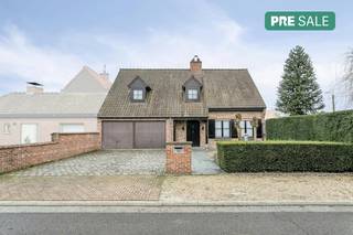 Cette maison extrêmement bien située dispose de 4 chambres, d'un garage double et d'un jardin confortable. La maison est située dans un quartier...