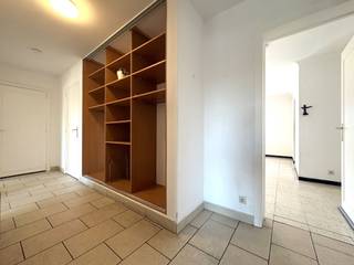 LiggingDit instapklaar appartement op de eerste verdieping is gelegen langs de verbindingsweg Harelbeke – Kortrijk. Dankzij de vlot bereikbare...