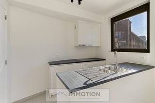 Instapklaar nieuwbouwappartement gelegen op de eerste verdieping met 1 slaapkamer en terras. <br />Volledig geschilderd en afgewerkt met lichtarmaturen en gordijnen.<br /><br />Voor een persoonlijke afspraak of meer informatie kunt u rechtstreeks contact opnemen met Christophe op het nummer 0497 41 37 37<br />of stuur een mail naar christophe@immotion.be.
