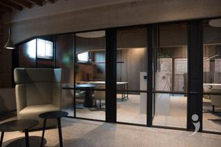<h3><span>Architecturaal kantoorgebouw met 4 verhuurde units in centrum Leuven</span></h3><p><span>Achter de gevel van Diestsestraat 194C bevindt zich een opvallend kantoorgebouw met een uitgesproken industriële architectuur. Hoge plafonds, zichtbare beton- en houtstructuren en glazen wanden met zwarte stalen profielen bepalen het interieur. De hoogwaardige afwerking geeft het gebouw een eigen karakter, zonder zijn industriële uitstraling te verliezen.</span></p><p><span>Het pand ligt midden in de historische Leuvense binnenstad, tussen het station en het commerciële centrum. Leuven heeft bovendien een sterk ondernemersklimaat, met de KU Leuven, imec en een uitgebreid netwerk van innovatieve bedrijven en kennisinstellingen als belangrijke economische motoren. Ook de bereikbaarheid is een troef: het station ligt op wandelafstand en in de nabijgelegen bioscoopparking kunnen medewerkers en bezoekers betalend parkeren.</span></p><p><span>Het gebouw biedt onderdak aan vier ondernemingen. Op het gelijkvloers bevindt zich een kantoorruimte met zichtligging en plaats voor circa 10 werkplekken. De eerste verdieping is gemeenschappelijk ingericht, met een refter en vergaderzaal voor 15 personen. Op de tweede en derde verdieping bevinden zich de overige drie kantoorunits, met op elke verdieping ruimte voor ongeveer 8 werkplekken.</span></p><p><span>Een lift verbindt de verdiepingen. Verder beschikt het gebouw over een terras, een uitgeruste keuken en aangename ontmoetingsruimtes. Het EPC-label B en de conforme elektrische installatie vervolledigen het geheel.</span></p><p><span>Alle vier de kantoorunits zijn momenteel verhuurd. Het gelijkvloers brengt 3.100 per maand op en de drie overige units elk 1.500. Samen vertegenwoordigen ze </span><span>7.600 aan maandelijkse huurinkomsten, of 91.200 op jaarbasis.</span></p><p><span>Het gebouw is beschikbaar bij het verlijden van de akte.</span><span> Naast een zuivere vastgoedinvestering biedt het pand ook mogelijkheden voor ondernemingen die zich er zelf willen vestigen. Enkele lopende huurovereenkomsten lopen in de nabije toekomst af, waardoor eigen gebruik op termijn mogelijk wordt. Een eventuele vroegere ingebruikname kan in overleg met de verkoper en met respect voor de lopende huurovereenkomsten worden bekeken.</span></p>