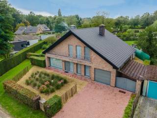 Instapklare villawoning op 2.134 m² – Schalmeidreef 17, Zoersel<br />Deze instapklare villawoning biedt 192 m² comfortabele woonruimte, vier volwaardige slaapkamers, een royale tuin van 2.134 m² en een inpandige garage. Gelegen in een rustige, groene buurt van Zoersel, combineert deze woning ruimte, licht en praktische luxe — ideaal voor gezinnen of wie graag ruim en kwalitatief woont.<br /><br />Indeling<br /><br />Gelijkvloers:<br />• Inkomhal<br />• Gastentoilet<br />• Slaapkamer / bureauruimte (16,5 m²)<br />• Woonkamer<br />• Eetruimte<br />• Keuken met ontbijthoek<br />• Wasruimte<br />• Inpandige garage (37 m²)<br />• Luxe leefveranda<br /><br />1ste verdieping:<br />• Nachthal<br />• Badkamer<br />• Slaapkamer (16 m²)<br />• Slaapkamer (12 m²)<br />• Kantoor / slaapkamer (14 m²)<br />• Zolderruimte<br /><br />Bijzonderheden<br />• 2006: All Seasons veranda<br />• 2020: Nieuwe CV‑ketel<br />• 2020: Zonnepanelen <br />• 2024: Nieuw dak<br />• 2e Inrit langs achteren