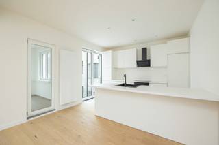 Gerenoveerde en volledig vergunde opbrengsteigendom op zeer centrale ligging.  Het gebouw is gelegen op de hoek van een  winkelstraat vlakbij...