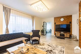 Ben je op zoek naar een volledig vernieuwd appartement met drie slaapkamers en terras op een centrale ligging? Gevonden!Op de derde verdieping, te...