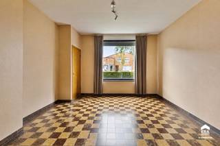 <p>Deze woning bevindt zich langs de Brugse Steenweg in Veurne, op een gunstige locatie vlakbij winkels, scholen, supermarkten en het station van Veurne.</p>
<p><strong>Indeling: </strong></p>
<p>Bij het binnenkomen kom je terecht in de inkomhal met traphal. Aansluitend bevindt zich de lichtrijke leefruimte met eetplaats. Achteraan vind je de keuken, uitgerust met een oven, kookfornuis, enkele spoelbak en dampkap. Naast de keuken ligt een veranda die uitkijkt op de koer en de tuin. Op het gelijkvloers is er bovendien een apart toilet en ene praktische berging onder de trap.</p>
<p> </p>
<p>De eerste verdieping omvat twee slaapkamers en een badkamer met ligbad en enkele wastafel. Via de tweede slaapkamer bereik je de tweede verdieping, waar zich een derde slaapkamer en een bijkomende bergruimte bevinden.</p>
<p>Buiten kun je genieten van een gezellige koer en een onderhoudsvriendelijke tuin.</p>
<p><strong>Troeven:</strong></p>
<ul><li>Energiezuinig: EPC C</li><li>3 slaapkamers</li><li>Diverse renovatiewerken in 2025</li></ul>
<p><strong>De woning onderging in 2025 diverse kwalitatieve renovatiewerken. </strong><br /> </p>
<p>Interesse in deze woning? Neem gerust contact met ons op via 058 31 58 58.</p>