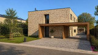 <p>Exclusieve architecturale nieuwbouwvilla met zwembad en poolhouse in het groene hart van Bolderberg!</p>
<p>In een rustige doodlopende straat in het gegeerde Bolderberg te Heusden-Zolder, bevindt zich deze uitzonderlijke nieuwbouwvilla met een bewoonbare oppervlakte van 333 m² op een perceel van bijna 12 are. Op wandelafstand van Domein Bovy, vlakbij Circuit Zolder en met een vlotte verbinding naar de autosnelweg, woont u hier in alle rust met een uitstekende bereikbaarheid.</p>
<p>Deze woning werd gerealiseerd als volwaardige passiefwoning met een E-peil onder 0 en combineert vooruitstrevende technieken met tijdloze architectuur. Met 35 zonnepanelen van 500 Wp per stuk, aluminium ramen en doorgedreven isolatie geniet u van uitzonderlijk lage energiekosten en maximaal wooncomfort. Bovendien is de woning overal voorzien van vloerverwarming, wat zorgt voor een aangenaam en gelijkmatig warmtecomfort in elke ruimte.</p>
<p>Vanaf het eerste moment maakt deze villa indruk. U wordt verwelkomd via een stijlvolle pivotdeur die uitgeeft op een royale inkomhal met een uitzonderlijk brede gang die visueel wordt doorgetrokken tot achteraan de woning. Deze centrale as creëert niet alleen een gevoel van ruimte en rust, maar versterkt ook de architecturale beleving van het geheel.</p>
<p>Aan de linkerkant bevindt zich een technische ruimte die tevens plaats biedt voor een bureauruimte, ideaal voor wie van thuis uit werkt. Aan de rechterzijde vindt u een vestiaire en een gastentoilet. Via een praktische zijdeur bereikt u rechtstreeks de keukenruimte.</p>
<p>De lichtrijke leefruimte staat in directe verbinding met het buitengebeuren. Grote raampartijen geven uit op het ruime terras en de tuin met een prachtig zicht op het zwembad. Het grote terras, aansluitend op de tuin en het zwembad, vormt een ideale plek om gasten te ontvangen en volop te genieten van zonnige dagen in alle privacy. De eiken parketvloer is voorzien in zowel de leefruimte als de slaapkamers en is inbegrepen in de prijs. De trap vormt één van de absolute eyecatchers van de woning: een architecturaal statement dat verfijnd wordt afgewerkt in parket, waarbij ook de kleine tredes zorgvuldig in parket worden bekleed voor een harmonieus en luxueus geheel.</p>
<p>Op de verdieping wordt de ruimte optimaal benut. De masterbedroom beschikt over een eigen dressing en een aparte privébadkamer. Aan de andere zijde bevinden zich drie volwaardige slaapkamers met een tweede badkamer.</p>
<p>Buiten wordt het wooncomfort verder doorgetrokken. Het verwarmde zwembad van 3,30 m op 9,30 m, uitgerust met een automatisch rolluik dat met één klik bediend wordt, vormt het stralende middelpunt van de tuin. Het poolhouse is volledig ingericht en beschikt reeds over een toilet en inloopdouche, een technische ruimte, een bar/keukenruimte en voorzieningen voor een buitenjacuzzi en infraroodcabine, een volwaardige wellnessbeleving aan huis. Daarnaast wordt er nog een stijlvolle carport gerealiseerd met een hoogwaardige houtafwerking in afromosia, die perfect aansluit bij de architectuur van de woning.</p>
<p>Voor wie deze woning aankoopt als eerste en enige eigen woning geldt een verlaagd tarief van 2% op de registratierechten. Er wordt geen btw toegepast.</p>
Pluspunten:<br />- Aankoop aan 2% RR mogelijk!<br />- Nieuwbouw villa met zwembad en poolhouse!<br />- 5 Airco's van LG;<br />- 35 zonnepanelen;<br />- Verwarmd zwembad met elektrische rolluiken!<br />- Poolhouse met wc, douche en kitchenette;<br />- Doodlopende straat;<br />- Op wandelafstand van Domein Bovy;<br />- Energiezuinig wonen; Passiefwoning;<br />- Bewoonbare opp. 333m²;<br />- 4 ruime slaapkamers en 2 badkamers;<br />- Volledige domotica-installatie van Q-Bus;<br />- Verwarming op aardgas;<br />- Overal vloerverwarming!<br />- 250L warmwaterboiler!<br />- Carport met afromosia houtafwerking in uitvoering!<br /><br />Voor een bezichtiging of meer informatie; Bel ons op 078/78.78.70, kom gewoon langs op ons kantoor, u bent steeds welkom!