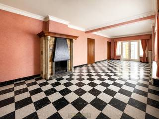 <p><strong>RUIME HALFOPEN BEBOUWING (222M² BEWOONBAAR)</strong> met <strong>UITBREIDINGSMOGELIJKHEDEN</strong> op een uitstekende ligging in <strong>ZOTTEGEM</strong>. Gelegen in een <strong>VERKEERSLUWE WOONOMGEVING</strong> biedt deze gezinswoning een ideale combinatie van ruimte en <strong>POTENTIEEL</strong>. De lichtrijke woonkamer en keuken vormen het warme hart van de woning en creëren een <strong>AANGENAME LEEFOMGEVING VOOR HET HELE GEZIN</strong>. Verder beschikt de woning over <strong>DRIE SLAAPKAMERS</strong>, twee badkamers, veranda, berging en <strong>RUIME ZOLDER (46M²)</strong> die tal van mogelijkheden biedt voor <strong>EXTRA SLAAPKAMERS, HOBBYRUIMTE OF HOME-OFFICE</strong>. Ook de <strong>PRAKTISCHE KELDER</strong> zorgt voor bijkomende opbergmogelijkheden. Buiten geniet u van een <strong>VRIJSTAANDE GARAGE (40M²)</strong> met berg- en werkplaats, oprit met extra parkeergelegenheid en een <strong>AANGENAME TUIN</strong>. De woning beschikt reeds over <strong>DUBBELE BEGLAZING</strong>, <strong>DAKISOLATIE</strong> en er <strong>GEEN RENOVATIEPLICHT</strong>. Dankzij de <strong>VLOTTE VERBINDING</strong> naar winkels, scholen, openbaar vervoer en belangrijke invalswegen is dit een ideale gezinswoning op <strong>CENTRALE LOCATIE IN ZOTTEGEM</strong>.<br /><br />Adres: Rijkbos 37 te Zottegem<br /><br />Geen renovatieplicht; P-score: A, G-score: A; Bestuursmaatregelen in maatregelenregister: neen; Vrij bij akte.</p>