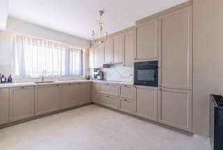 <p><strong>Ruim appartement van 145 m² met terras, EPC B en garagebox</strong></p><p>Op zoek naar een ruim en comfortabel appartement met een uitstekende bereikbaarheid? Dit verzorgde appartement op de derde verdieping van een gebouw met lift biedt maar liefst 145 m² bewoonbare oppervlakte, drie volwaardige slaapkamers, een terras en tal van praktische extra’s. De royale leefruimtes en functionele indeling maken het appartement bijzonder geschikt voor gezinnen of voor wie graag wat extra ruimte heeft. Het beschikt over drie volwaardige slaapkamers, waarvan één toegang geeft tot het aangename terras. Verder vindt u een badkamer met ligbad en toilet, een apart gastentoilet en een praktische wasplaats met een extra douche. Ook aan bergruimte is er geen gebrek: bij het appartement horen twee kelderbergingen van ca. 12 m² en 6 m². Daarnaast beschikt het gebouw over een gemeenschappelijke fietsenstalling. Een achterliggende garagebox dient verplicht mee aangekocht te worden voor €25.000.<br />Met EPC-label B combineert dit appartement zijn royale oppervlakte met een gunstige energieprestatie. Ook de ligging is een belangrijke troef: supermarkten, scholen en openbaar vervoer bevinden zich op wandelafstand. Dankzij de vlotte verbinding bereikt u bovendien in minder dan 10 minuten de Antwerpse Ring of de A12.</p><p><strong><u>Troeven</u></strong></p><p><br />- 145 m² bewoonbare oppervlakte<br />- 3 volwaardige slaapkamers<br />- Aangenaam terras<br />- Badkamer met ligbad en toilet<br />- Wasplaats met extra douche<br />- Nieuwe keuken<br />- Nieuwe badkamer<br />- 2 kelderbergingen van ca. 12 m² en 6 m²<br />- Achterliggende garagebox (+ €25.000, verplicht mee aan te kopen)<br />- Gemeenschappelijke fietsenstalling<br />- EPC-label B<br />- Verzorgd gebouw met lift<br />- Winkels, scholen en openbaar vervoer op wandelafstand<br /> </p><p>Interesse? Neem gerust contact op voor meer informatie of een bezichtiging via <strong>info@markasa.be </strong>of <strong>03/827.72.92.</strong></p>
