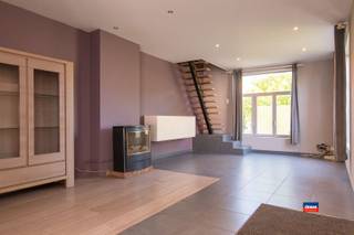 <p><span>MORTSEL | MAISON À RÉNOVER, SITUÉE À UN COIN DE RUE, AVEC DEUX CHAMBRES ET UN JARDIN, SUR UNE SUPERFICIE TOTALE DE 207 m² | EPC </span></p><p><span>Agencement comme suit : rez-de-chaussée : jardin à l'avant - hall d'entrée avec vestiaire - salon - salle à manger - cuisine semi-ouverte et équipée - jardin.</span></p><p><span>Premier étage : cage d'escalier - deux chambres - salle de bains. Le jardin est accessible par un chemin de servitude situé à l'arrière. </span></p><p><span>Cette maison bénéficie d'un emplacement idéal </span></p>