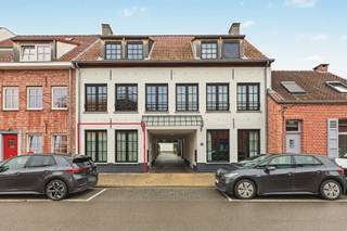 <p><span>Centraal gelegen in het centrum van Schilde, op wandelafstand van winkels, scholen en openbaar vervoer, bevindt zich dit gelijkvloers appartement met terras en tuin. </span></p>
<p><span><br />Het appartement maakt deel uit van een kleinschalig gebouw met slechts vier wooneenheden, die elk over een eigen, afzonderlijke toegang beschikken. Het ontbreken van een lift draagt bij tot de lage gemeenschappelijke kosten.</span></p>
<p><span><br />Tussen de twee gelijkvloerse appartementen bevindt zich een doorgang naar de achterliggende garageboxen en de gemeenschappelijke fietsenberging.</span></p>
<p><span><br />Het appartement is momenteel verhuurd en vormt hierdoor eveneens een interessante opportuniteit voor investeerders.</span></p>
<br /><br /><span><strong>Indeling</strong></span><br /><br />
<p><span>Via de overdekte inrit heeft u een rechtstreekse en privatieve toegang tot het appartement.</span></p>
<br />
<p><span>De inkomhal met vestiaire en gastentoilet - aangename leefruimte ingedeeld in een salon en met open ingerichte keuken.</span></p>
<p><span><br />De nachthal leidt naar twee slaapkamers, waarvan één momenteel is ingericht als bureau. Vanuit de tweede slaapkamer heeft u rechtstreeks toegang tot het terras en de tuin.</span></p>
<p><span><br />De badkamer is uitgerust met een wastafel en douche. Tevens zijn hier de aansluitingen voor een wasmachine en droogkast voorzien.</span></p>
<p><span><br />De volledig omheinde, oostelijk georiënteerde tuin biedt de nodige privacy en geeft rechtstreeks toegang tot de achterliggende privatieve garagebox.</span></p>
<p><span><br />Deze garagebox is afzonderlijk aan te kopen voor € 32.500 en is niet inbegrepen in de vraagprijs.</span></p>
<br /><br /><span><strong>Bijzonderheden</strong></span><br /><br />- aparte toegang <br />- vloerverwarming op aardgas<br />- dubbele beglazing <br />- lage gemeenschappelijke kosten<br />- kleinschalig gebouw<br />- EPC - label A - E40<br /><br />Vg-Wg-Gvvv-Gvkr-Gmo-Gworg