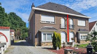 Woning in half-open bebouwing op een perceel van circa 8 are langsheen een invalsbaan, nabij de grens met Haacht. Oostelijk georiënteerd.<br />De woning omvat: inkomhal, living, eetplaats, keuken, badkamer, achterinkom, wc en garage.<br />Op de verdieping: nachthal, 2 ruime slaapkamers (15m² en 15m²), bureel 5m² (of kleine 3de slaapkamer) en linnenkamer.<br />Totale vloeroppervlakte: 197m². Cv op mazout. Bouwjaar: 1961.<br />EPC: 457 kWh/m² jaar - energielabel E - UC: 3926771-RES-1.<br />Stedenbouwkundige info: woongebied met landelijk karakter - vergund geacht - niet gelegen in verkaveling - geen voorkooprecht ruimtelijke ordening - geen rechterlijke herstelmaatregel of bestuurlijke maatregel opgelegd.<br />Niet overstromingsgevoelig - gebouwscore A - perceelscore A.<br />PREMIES voor renovatie: informatie over premies en financiële steun bij de renovatieverplichting kan u raadplegen op de website https://www.vlaanderen.be/een-huis-of-appartement-kopen/renovatieverplichting-voor-residentiele-gebouwen . Renovatieverplichting: kopers van woningen met een EPC-label E of F worden verplicht om binnen de 6 jaar na datum notariële akte de woning energetisch te renoveren tot minimum energielabel D = EPC 400 kWh/m² of beter.