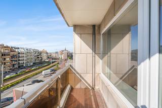 <p><strong>Blankenberge: Ruim appartement met zuidgericht terras te koop aan achterkant van de Zeedijk!</strong></p>

<p>Op de 3e verdieping van residentie &amp;quot;Mallorca&amp;quot; vinden we dit ruim appartement met 2 slaapkamers en zonneterras te koop! Deze is gelegen aan de achterkant van de Zeedijk, vlakbij o.a. openbaar vervoer, winkels, restaurants, natuurdomein &amp;quot;De Fonteintjes&amp;quot;, openbaar zwembad, Sea Life Centre,...</p>

<p><strong>Indeling: </strong>Inkomhal, woonkamer, zonneterras, keuken met aparte berging, 2 badkamers waarvan 1 met douche en 1 met ligbad, 2 slaapkamers, apart toilet en berging. + Private kelderberging.</p>

<p><strong>Troeven: </strong></p>

<ul><li>Rechstreekse doorgang naar de Zeedijk in het gebouw.</li><li>Elektriciteit conform.</li><li>EPC = 135 kWh/m².jaar (= B)</li></ul>

<p>Meer info? Contacteer Maarten op het nummer 050 42 58 98.</p>