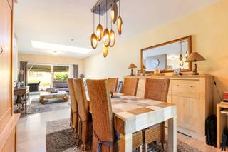 Deze instapklare gezinswoning uit 2007 bevindt zich in een rustige, kindvriendelijke en residentiële doodlopende straat. Dankzij de ruime bewoonbare oppervlakte en de doordachte indeling voelt de woning meteen aangenaam en praktisch aan. De lichtrijke leefruimte vormt het hart van de woning en sluit mooi aan op de keuken en de tuin. Met een EPC B-score, een ruime oprit en alle comfort aanwezig, vormt dit een ideale thuis voor wie op zoek is naar ruimte, comfort en een vlotte bereikbaarheid.<br /><br />Gelijkvloers<br />- Inkomhal met gastentoilet<br />- Ruime en lichtrijke leefruimte<br />- Volledig uitgeruste keuken met eetplaats<br />- Praktische berging/wasruimte<br />- Rechtstreekse toegang tot terras en tuin<br />- Ingebouwde garage<br /><br />Eerste verdieping<br />- Drie volwaardige slaapkamers<br />- Badkamer met alle comfort (bad/douche, lavabo en toilet)<br /><br />Zolderverdieping<br />- Vaste trap naar de zolder<br />- Ingerichte vierde, ruime slaapkamer<br /><br />Tuin<br />- Onderhoudsvriendelijke en zonnige tuin<br />- Ruim terras, ideaal om te ontspannen<br />- Praktisch tuinhuis<br />- Volledig omheind<br /><br />Algemeen<br />- Bouwjaar 2007<br />- EPC B – energiezuinig<br />- Centrale verwarming op gas met nieuwe gasketel<br />- Ruime oprit met voldoende parkeergelegenheid<br />- Rustige en kindvriendelijke ligging<br />- Vlotte verbinding en nabij winkels, scholen en openbaar vervoer<br /><br />Een comfortabele en instapklare gezinswoning waar ruimte, licht en ligging perfect samenkomen. Ideaal voor wie zorgeloos wil verhuizen naar een aangename woonomgeving.