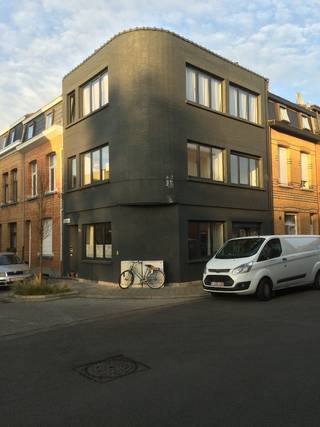 Lichtrijk 1-slaapkamer appartement in het centrum van Edegem.<br />Rustig en centraal gelegen, dichtbij openbaar vervoer, winkels , scholen, universteiten, ziekenhuizen...<br />Volledig ingericht met Wasdroger, Vaatwasser, Oven, Keramische Kookplaat op kookeiland, ...<br />Houten vloeren. Klein gebouw, geen syndicuskosten.
