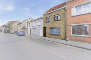 [[ DIT PAND NEEMT DEEL AAN DE ERA OPEN HUIZEN DAG OP 13/6 VAN 11:00 TOT 12:00 ]]Te koop: charmante gesloten woning in het centrum van Alveringem met...