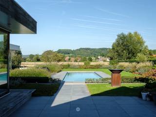 <p><span>FRASNES-LEZ-ANVAING | Exclusieve villa met panoramisch uitzicht.</span></p><p><span> </span></p><p><span> </span></p><p><span>Stel u voor: u wordt wakker met een weids uitzicht over het glooiende landschap, geniet van uw eerste koffie op het terras terwijl tuin baadt in het zonlicht, en sluit de dag af met vrienden aan de barbecue, naast het verwarmde zwembad. Elke dag voelt hier als vakantie. In een rustige doodlopende straat geniet u van absolute rust, een adembenemend uitzicht en een perfect aangelegde tuin met zwembad en poolhouse.Tegelijk bereikt u in enkele minuten de N60, A8, winkels, scholen en openbaar vervoer. </span></p><p><span> </span></p><p><span>Bij het binnenkomen valt meteen de overvloed aan licht en ruimte op. De royale leefruimte (70 m²) met grote raampartijen vormt samen met de leefkeuken met kookeiland het hart van de woning. De gezellige woonveranda met open haard en barbecue maakt elk seizoen bijzonder.</span></p><p><span> </span></p><p><span>Het gelijkvloers biedt daarnaast een slaapkamer met en-suite douchekamer, fitnessruimte, wasplaats, dubbele garage, atelier, berging en dubbele carport. Boven bevinden zich vier ruime slaapkamers met maatkasten, waaronder een stijlvolle master suite met dressing, badkamer en airco, een tweede badkamer en een "flying desk".</span></p><p><span> </span></p><p><span>Ook buiten ontbreekt niets: meerdere terrassen, een zwembad (12 x 3,5 m), een volledig uitgerust poolhouse en een prachtig aangelegde tuin nodigen uit om volop te genieten.</span></p><p><span> </span></p><p><span>Extra troeven? Een gunstig EPC, 28 zonnepanelen, warmtepomp voor het zwembad, twee regenwaterputten van 5.000 liter, alarmsysteem en extra parkeerplaatsen.</span></p><p><span> </span></p>