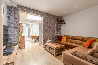 <p><strong>Instapklare woning te koop in Evergem – rustig wonen vlak bij Gent</strong></p>
<p>Bent u op zoek naar een instapklare woning op een toplocatie, vlak bij Gent? Dan is deze verzorgde woning in Evergem absoluut een bezoek waard.</p>
<p>Deze charmante woning werd doorheen de jaren met oog voor kwaliteit en duurzaamheid vernieuwd. Zo werden het <strong>dak en de dakgoten volledig vernieuwd in 2017</strong> en werd in <strong>2024 een nieuwe gasketel</strong> geplaatst. Bovendien is er <strong>geen renovatieverplichting</strong>, waardoor u zorgeloos kunt verhuizen.</p>
<p>De woning beschikt over <strong>twee volwaardige slaapkamers</strong> en een gezellige <strong>mezzanine</strong>, ideaal als bureau, hobbyruimte of extra slaaphoek. Binnen geniet u van een stijlvolle afwerking met <strong>hoogwaardige materialen</strong>, wat zorgt voor een warme en tijdloze uitstraling.</p>
<p>Ook buiten is het aangenaam vertoeven. De <strong>fraai aangelegde en onderhoudsvriendelijke tuin</strong> biedt de perfecte plek om te ontspannen of gezellig te genieten met familie en vrienden. De voorgevel werd afgewerkt met <strong>kurkisolatie en stijlvolle blauwe hardsteen</strong>, wat niet alleen zorgt voor een mooie uitstraling, maar ook bijdraagt aan het wooncomfort.</p>
<p>Een extra troef zijn de <strong>voldoende parkeerplaatsen</strong>, waardoor u steeds comfortabel kunt parkeren.<br /><br />Een woning waar comfort, kwaliteit en een uitstekende ligging perfect samenkomen. Maak snel een afspraak en ontdek zelf de vele troeven van deze prachtige woning!</p>