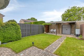 <p>Vous recherchez une habitation bénéficiant d'un emplacement absolument exceptionnel à Dilbeek ? Cette charmante maison 2 façades, située Reinaertstraat 46, offre l'équilibre parfait entre une situation stratégique et un chez-soi confortable et pratique.</p>
<p>La situation de ce bien est sans aucun doute son plus grand atout. Nichée dans un quartier résidentiel particulièrement recherché, elle profite d'une excellente accessibilité. Le Ring de Bruxelles, les transports en commun, les écoles, les commerces et les infrastructures sportives se trouvent à proximité immédiate. Vous y vivrez au calme, tout en étant partout en un rien de temps. Une situation de rêve pour les navetteurs et les familles actives qui souhaitent avoir tout à portée de main !</p>
<p>En entrant dans la maison, vous découvrez le hall d'entrée avec toilette invitée. Au rez-de-chaussée, vous trouverez un espace cabinet/profession libérale avec bureau attenant, menant directement au séjour lumineux avec cuisine ouverte. Depuis le salon, vous accédez directement au jardin, très chaleureux et sans vis-à-vis, où il fait bon se détendre. De plus, la maison est entièrement sous cave : vous y trouverez un garage souterrain pratique ainsi qu'un espace de stockage supplémentaire, offrant de nombreuses solutions de rangement et de stationnement.</p>
<p>Au premier étage, le hall de nuit dessert trois chambres de belle taille, une salle de bain confortable et un débarras pratique. Ce hall donne également accès au grenier. Moyennant l'installation d'un escalier fixe, ce grand espace pourra être entièrement aménagé selon vos besoins et vos envies en chambres supplémentaires, en salle de jeux ou en suite parentale.</p>
<p>En résumé, une maison familiale idéalement située, offrant un énorme potentiel et tout le confort pratique !</p>
<p>Saisissez cette opportunité et planifiez rapidement votre visite. Contactez Nils au <b>0497 248 251</b> ou par e-mail à <b>dilbeek@weinvest.be</b>.</p>
<p>Renseignements urbanistiques en cours de demande.</p>