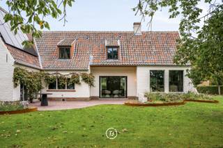 In the picturesque village of Vivenkapelle, just 10 minutes from the vibrant center of Bruges, we proudly present this exceptional villa. Situated...