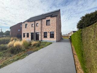 In het centrum van Aalter vind je deze prachtig afgewerkte driegevel villa. De woning voldoet aan de laatste nieuwe normen qua technieken en energiezuinigheid. Het huis is perfect gelegen met op fiets- en wandelafstand de nodige winkels, de scholen, het station, de markt enz.. De E40 en de Knokkebaan bereik je met de auto op een tweetal minuten waardoor je zo op weg bent richting Gent, Brussel en de Kust.<br />Tot de inrichting behoren op het gelijkvloers een inkomhal met toilet, een ruime living met ingerichte keuken en berging. Op de verdieping zijn er drie slaapkamers en een badkamer en op de tweede verdieping is er nog een master bedroom met ruime badkamer. Onthaasten kan je tenslotte doen in de grote tuin met terras en tuinberging.<br /><br /><span><strong>Gelijkvloers (79m2)</strong></span><br />Inkom/traphal met toilet - ruime living (49m2) met open ingerichte keuken met dubbele spoelbak, keramische kookplaat, frigo/diepvries, warmeluchtoven, microgolfoven en vaatwas - berging/wasplaats (6m2) met uitgietbak en warmtepomp - perfect georiënteerde tuin met namiddag en avondzon, ruim terras en tuinberging - naast de woning is er een grote oprit met ruime parkeermogelijkheden<br /><br /><span><strong>1ste Verdieping (60m2):</strong></span><br />Nacht/traphal met toilet - 3 slaapkamers (3 x 10m2) - badkamer met inloop/regendouche en meubel met dubbele lavabo en spiegelkast<br /><br /><span><strong>2de Verdieping (40m2):</strong></span><br />Berging (4m2) - master bedroom (14,5m2) - badkamer (11m2) met toilet, ligbad, inloop/regendouche en meubel met dubbele lavabo en spiegelkast<br /><br /><span><strong>Algemeen:</strong></span><br />- vrij vanaf 1/12/2026<br />- volledig afgewerkt: tuinaanleg, schilderwerken, verlichting<br />- overal vloerverwarming (met warmtepomp)<br />- 16 zonnepanelen<br />- E-peil: 1 (0 kWh/(m2 jaar)<br />- perfecte ligging tov winkels, scholen, E40, Expressweg, markt