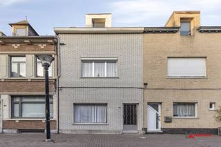 <p>Refurbished home in the center of the community, walking distance to stores. In addition to the entrance, this house has a room that can be used as an office, a hobby room or an extra bedroom. On the ground floor there is a living room with adjoining kitchen opening onto the garden and a bathroom. On the first and second floor there are 2 bedrooms each. There is a cellar, an outside storage room and a spacious garage. An ideal house with lots of potential in a prime location.</p>