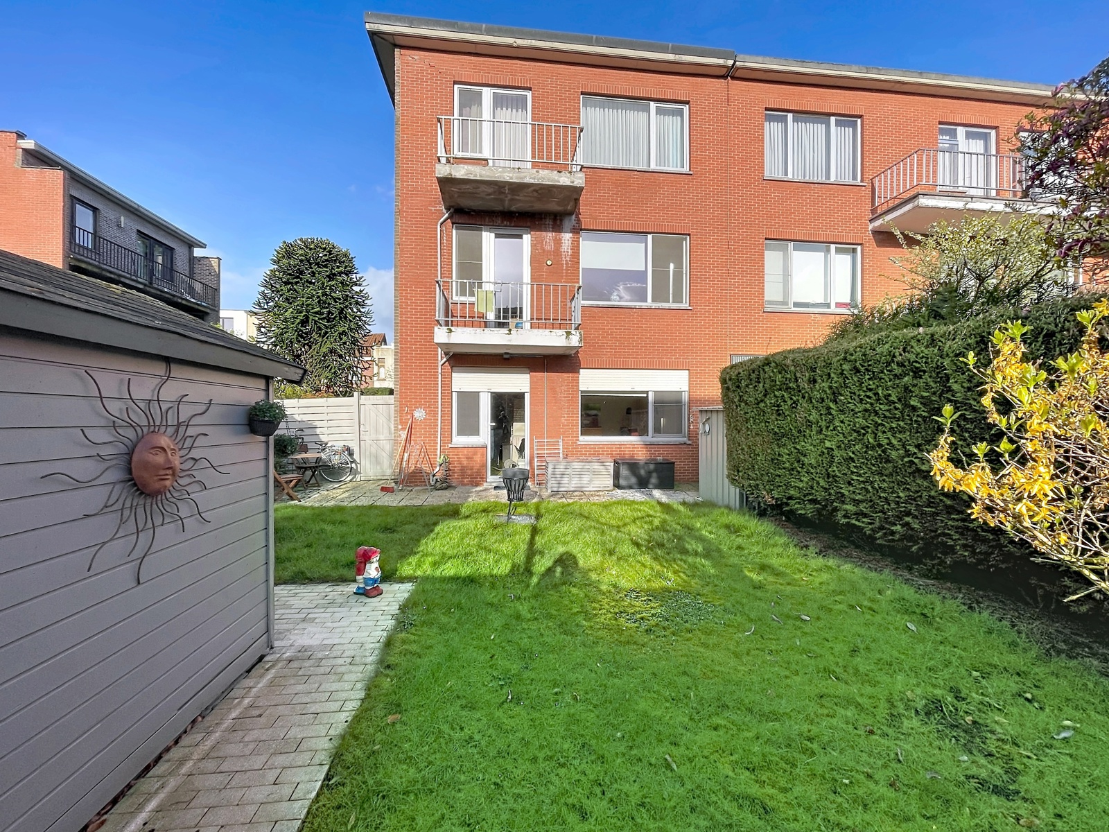 Vergund opbrengsteigendom met drie appartementen - foto 2