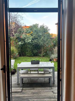 <p>Huis met tuin</p><p>Rustig wonen, met de stad binnen handbereik :<br />Een woning met een open karakter, veel natuurlijk licht en een zonnige tuin, in een rustige, autoluwe straat op de grens van Borgerhout en Antwerpen.</p><p>Kijkdagen op zaterdag 31 oktober en zondag 1 november. Maak een afspraak via ‘Contact’.</p><p>Indeling</p><p>Het huis heeft op het gelijkvloers een ruime berging die ook dient als fietsenstalling en wasruimte. Er is een leefkeuken die dankzij de grote ramen mooi aansluit op de tuin. Verder is er een gastentoilet.</p><p>De vide tussen het gelijkvloers en de eerste verdieping geeft de woning een open en luchtig karakter en zorgt voor een mooie verbinding tussen beide verdiepingen.</p><p>De eerste verdieping is momenteel ingericht als woonkamer met aansluitend een master bedroom, maar kan eenvoudig aangepast worden aan jouw noden. Dankzij het open ontwerp kan de woning meegroeien met elke levensfase.</p><p>Op de tweede verdieping zijn er een ruime badkamer met ligbad, dubbele lavabo en toilet, een multifunctionele kamer die momenteel als dressing en bureau wordt gebruikt, en een grote slaapkamer met een eigen terras.</p><p>Ligging</p><p>Het huis ligt op de grens van Borgerhout en Antwerpen, op wandel- en fietsafstand van winkels, scholen, horeca en culturele plekken zoals De Roma, Trix en de AFAS Dome. Ook de Stuivenbergsite, volop in ontwikkeling, ligt vlakbij.</p><p>Dankzij de uitstekende verbindingen met het openbaar vervoer en de nabijheid van Antwerpen-Centraal is er een vlotte bereikbaarheid. Je hebt de mogelijkheid om vlakbij een parkeerplaats te huren.</p><p>Troeven van het huis:</p><p>* Rustige ligging in een autoluwe straat<br />* Veel natuurlijk licht dankzij de grote ramen<br />* Zonnige tuin met veel privacy<br />* Flexibele indeling<br />* Ruime berging met plaats voor fietsen en wasruimte<br />* Terras aansluitend op de slaapkamer<br />* Centrale ligging nabij winkels, scholen, horeca en cultuur</p>