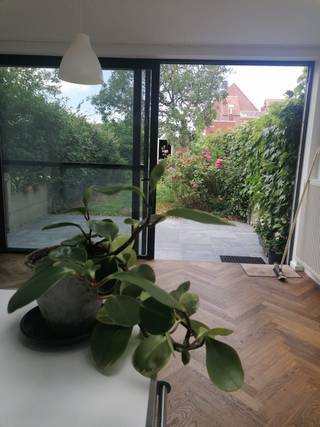 Een verrassend ruime, instapklare woning, ideaal voor een koppel, klein gezin of alleenstaande.<br /><br />Op de benedenverdieping vind je een grote woonkamer en een open keuken, beide op doorlopende visgraatparket. De open keuken is voorzien van een nieuwe ijskast en vaatwasmachine, een groot en handig keukenblok met gasvuur, gootsteen en onderaan kastruimte ; Een grote wandkast biedt de nodige opslagruimte. Het gelijkvloers loopt naadloos over in de tuin dankzij een kamerbreed schuifraam (incl. muggenraam).<br /><br />Boven tref je lichtrijke kamers en een ruime badkamer met bad (incl. douche) aan. De hele bovenverdieping is voorzien van eiken fineer parket voor een warme, natuurlijke uitstraling. De zolderkamer biedt plaats voor een bureau, kinderkamer of bergruimte.<br /><br />Een servitudeweg loopt rechtstreeks van de straat naar de tuin met een ruim tuinhuis, zodat je met vuilniszakken en fietsen niet door het huis moet. De tuin biedt een fijne buitenruimte, met bovendien veel groen in de nabije parken in de directe omgeving. De woning is gelegen in een rustige straat én ligt tegelijk zeer centraal, vlakbij scholen, winkels en alle belangrijke invalswegen van en naar Antwerpen en de haven. <br /><br />Gunstige EPC-waarde=C dus geen renovatiewerken verplicht.<br /><br />Een huis dat je echt langs de binnenkant moet bekijken. Maak een afspraak via klaartjeascoop@gmail.com of 0499 38 43 02.<br /><br />Weergegeven oppervlakte is overgenomen van het EPC - attest en louter indicatief.<br />