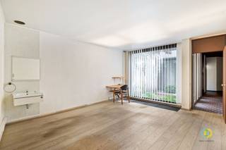 <p><span>OPEN HUIZEN DAG OP ZAT.21/03 VAN 15U30 TOT 16U30. Gelegen in het hart van Vilvoorde, op wandelafstand van het station en de Franklin Rooseveltlaan, biedt deze praktijkruimte een uitstekende bereikbaarheid, zowel met de auto als met het openbaar vervoer. Het pand is gevestigd in een karaktervol gebouw in jaren ’70-stijl, wat meteen een unieke uitstraling en charme geeft. Met een oppervlakte van maar liefst 148 m² biedt de ruimte tal van mogelijkheden voor het inrichten van praktijkruimtes, kantoren of andere professionele toepassingen. De bestaande indeling is praktisch, terwijl de aanwezigheid van twee aparte ingangen zorgt voor flexibiliteit en een efficiënt gebruik van het pand, volledig afgestemd op uw specifieke noden. Daarnaast beschikt het pand over een eigen buitenruimte met groen, die uitnodigt om een gezellige zithoek te creëren of een ontspannende plek voor cliënten en medewerkers. Deze combinatie van een centrale ligging, ruime oppervlakte en multifunctioneel karakter maakt dit pand tot een ideale locatie voor professionals die op zoek zijn naar een praktijkruimte met uitstraling en comfort.</span></p><p><span> </span></p>