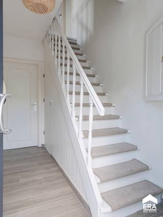 Fraai gerenoveerde woning te koop in Lommel! Recentelijk gerenoveerde woning met 4 slaapkamers en Zuidwest georiënteerde tuin.  * Lichtrijke living...