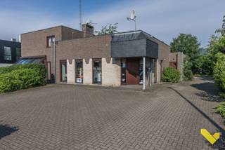 Gunstig gelegen handel met woonst.<br /><br />Deze gunstig gelegen handelsruimte met aansluitende woonst is een unieke kans voor wie op zoek is naar een goed onderhouden pand met veel mogelijkheden.<br /><br />De ruime winkel is een absolute troef van deze woning.<br />De winkelruimte is volledig onderkelderd, wat zorgt voor extra opslagruimte of een atelier.<br /><br />De centrale ligging op de verbindingsweg tussen Herentals en Heist-op-den-Berg zorgt ervoor dat het goed bereikbaar is voor klanten en dat er een goede zichtbaarheid is voor passanten.<br /><br />Vanuit de handelsruimte kan je via een kantoor naar het woongedeelte.<br /><br />Het woning beschikt over een grote living met aansluitend een open keuken.<br />Op de verdieping zijn er vier ruime slaapkamers. Ideaal voor een groot gezin of voor wie graag extra ruimte heeft. De badkamer is ingericht met ligbad, douche, wastafel en toilet.<br /><br />Dit pand biedt dus een unieke combinatie van wonen en werken, met alle comfort en mogelijkheden die je maar kan wensen. Of je nu op zoek bent naar een ruime gezinswoning met handelsmogelijkheden of naar een pand met veel potentieel voor een eigen zaak, deze handel met woonst heeft het allemaal.<br /><br />Bovendien beschikt het pand over een zeer gunstig EPC, waardoor het energiezuinig is en er geen renovatieverplichting geldt.<br /><br />Ben je benieuwd en wil je eens komen kijken? Bel ons voor een afspraak op 014 58 02 08.