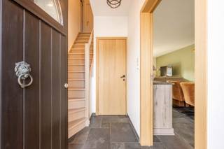 Deze INSTAPKLARE woning (gerenoveerd in 2018) is gelegen te Poeke met name in de Ruiseleedsestraat 3I op een perceel grond van 473m² en met een bewoonbare oppervlakte van 131m². Deze eigendom geniet een uiterst centrale ligging vlakbij, openbaar vervoer, bakker, slager, winkels, scholen, enz...<br /><br />PLUSPUNTEN:<br />* GERENOVEERD IN 2018<br />* RUSTIGE, GROENE LIGGING<br />* ZEER GUNSTIG EPC LABEL B<br />* VOLDOENDE PARKEERPLAATS<br /><br />INTERIEUR:<br />Via de inkomhal komt u binnen in de woning, met aansluitend een gastentoilet. Vervolgens is de lichtrijke leefruimte met eetplaats, die naadloos aansluit op de volledig geïnstalleerde open keuken. Vanuit de keuken is er toegang tot de garage, die naast het parkeren van een wagen ook perfect dienst kan doen als extra bergruimte.<br /><br />Op de eerste verdieping bevinden zich 3 comfortabele slaapkamers en een ruime badkamer, uitgerust met een dubbele wastafel, inloopdouche, ligbad en toilet.<br /><br />EXTERIEUR:<br />De woning beschikt over een aangename en rustig gelegen tuin, omgeven door een groene omgeving. Daarnaast is er een praktische carport, zodat u uw wagen steeds overdekt kunt parkeren. De aanwezigheid van het tuinhuis zorgt voor extra bergruimte en biedt plaats voor onder meer tuinmateriaal.<br /><br />Een verzorgde en instapklare woning met een rustige ligging, een gunstig EPC-label B en alle nodige voorzieningen.