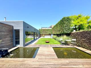 Goed gelegen halfopen woning met bijgebouw of bijhuis, op een perceel van 440 m² met ruime oprit, indeling: Inkom met gastentoilet en handwasser en traphal; Lichtrijke woonkamer met gashaard; Halfopen leefkeuken met alle comfort en eiland, ontbijt- of eethoek; Wasplaats; Kelder; Aangelegde tuin met terras en ruim bijgebouw/ Poolhouse/ Bijwoonst: leefruimte, Tv-hoek (kan terug dienen als garage ook voor wie wenst), open keuken met alle comfort, hal, technische ruimte, apart toilet, doucheruimte met hangradiator; Omheinde tuin met aangelegd gazon, (jacuzzi): Boven: nachthal, aparte dressing, 3 ruime slaapkamers waarbij de master bedroom voorzien is van een eigen dressing; Badkamer met ligbad, derde toilet, dubbele wastafel met meubel en spiegel en inloopdouche; Ruime zolder, isolatie- en dakwerken worden nog uitgevoerd conform renovatiepremie; Centrale verwarming op aardgas; Dubbele beglazing; Boven airco 3 units/ warmtepomp; 14 zonnepanelen; Conforme elektrische installatie tem 2046; Epc 211/C; Beschikbaar: bij akte na betaling; Info en bezoek: info@elet.immo;