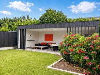 Bij het betreden van de woning kom je terecht in een grote leefruimte met open keuken, vanwaar je een prachtig zicht hebt op de tuin en het bijgebouw. Op het gelijkvloers is overal vloerverwarming voorzien, gecombineerd met radiatoren. Vooraan de woning bevindt zich een aparte bureauruimte, ideaal voor thuiswerk. Daarnaast zijn er achteraan screens voorzien voor extra comfort en privacy. <br /><br />De stijlvolle, volledig uitgeruste keuken beschikt over alle nodige toestellen. Er is een apart gastentoilet voorzien. Verder vind je een ruime berging, gevolgd door een dubbele garage uitgerust met twee snellaadpalen. De woning is bovendien voorzien van een ventilatiesysteem type D.<br />Op de eerste verdieping bevindt zich de eerste slaapkamer en daarnaast een dressing, evenals een badkamer uitgerust met lavabo, toilet en douche. Via een vaste trap bereik je de tweede slaapkamer, die indien gewenst kan worden opgesplitst in twee aparte kamers.<br />Er liggen 28 zonnepanelen op het platte dak van 10.080 WP. Er zijn 2 thuisbatterijen. <br />Dit is een vanafprijs. <br />PLUSPUNTEN:<br />+ 28 zonnepanelen<br />+ EPC A<br />+ Kwalitatieve materialen