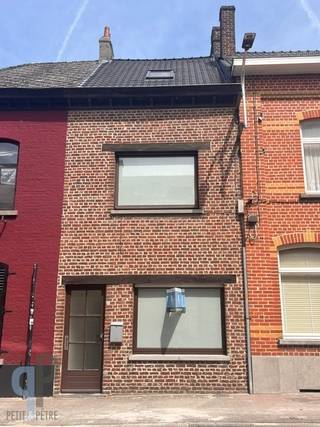 Vul eerst de KANDIDATUURFICHE volledig in door te klikken op volgende link https://ppvastgoed.be/nl/kandidatuurfiche ! Dan pas kan een bezoek ingepland worden. Deze woning omvat op het gelijkvloers een inkomhal en woonkamer met geïntegreerde keuken. Op de 1ste verdieping bevinden zich 2 slaapkamers, badkamer en toilet. Tevens is de woning voorzien van een zolder en een terras met tuintje. De verwarming is op aardgas. De huurprijs: €795/maand. Onmiddellijk beschikbaar.