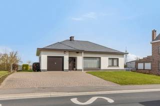 Charmant bungalow à rénover, situé sur un vaste terrain d'environ 10 ares, au calme au 47 Kraanstraat à Roosdaal (Borchtlombeek). Cette maison...