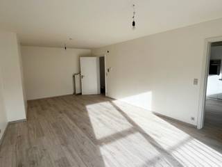<p>🏡 Beschikbaar vanaf 1 november 2026!<br /><br />Ontdek dit gerenoveerde en ruime 2-slaapkamerappartement van 97 m², gelegen op de tweede verdieping (zonder lift) in het gezellige centrum van Wakken. 📍 Dankzij de centrale ligging bevinden buurtwinkels, openbaar vervoer, scholen en andere voorzieningen zich op wandelafstand.<br /><br /><u>✨ Indeling:</u><br /><br />🌞 Lichtrijke leef- en eetruimte<br />🍽️ Aparte keuken met gezellige eethoek<br />🧺 Praktische berging met aansluiting voor wasmachine en droogkast<br />🛏️ Twee ruime slaapkamers met toegang tot een aangenaam terras<br />🚿 Badkamer<br />🚽 Apart toilet<br />📦 Extra berging<br />🚲 Er is een gemeenschappelijke fietsenberging voorzien en parkeren kan gemakkelijk in de straat.<br />Een ideaal appartement voor wie op zoek is naar ruimte, comfort en een centrale ligging!<br />✨ GEEN SYNDICKOSTEN!<br /><br />Meer info of een bezoekje ter plaatse?<br /><strong>Bel Alicia +32 473 24 22 81 of mail alicia@vastgoedcanniere.be</strong><br /> </p>