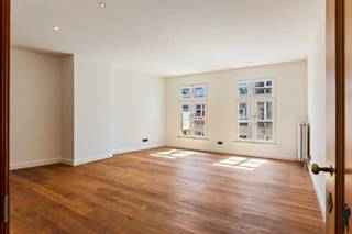 Een schitterende buurt om in te wonen. De Theaterbuurt verbindt het Zuid met de Leopoldstraat en heeft alles wat een stad boeiend maakt: de Botanische Tuin, het Botanic Sanctuary Hotel, restaurant Cobra, het Theaterplein met haar markten in het weekend, goede restaurants en winkels: allemaal op wandelafstand.<br /><br />Het appartement bevindt zich op de tweede verdieping van een goed onderhouden historisch gebouw. Dankzij de zuidgerichte voorgevel is er veel natuurlijk licht in de leefruimte.². Parketvloeren en hoge plafonds geven het geheel karakter.<br />De indeling is praktisch: een inkomhal met vestiairekast, een volledig ingerichte keuken met aparte wasberging, twee ruime slaapkamers elk met ensuite badkamer, en twee afzonderlijke toiletten. De hoofdslaapkamer heeft ingebouwde kasten. Verder zijn er een fietsenberging en een privatieve kelderberging. <br /><br />Lage vaste kosten en een gunstig EPC.