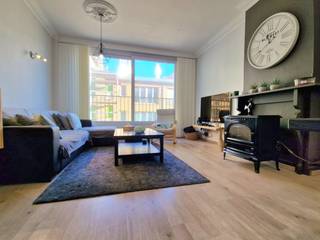 INSTAPKLAAR &amp; GEZELLIG 2 SLAAPKAMER APPARTEMENT MET ZIJDELINGS ZEEZICHT GELEGEN OP EEN BOOGSCHEUT VAN HET STRAND EN HET CENTRUM VAN DE PANNE<br />Bestaande uit een lichtrijke living met zijdelings zeezicht, compleet ingerichte open keuken, 2 slaapkamers beide met lavabo, badkamer met inloopdouche, dubbele lavabo en apart toilet. Wordt gemeubeld verkocht. Kelder inbegrepen. Elektriciteit in conformiteit. U vindt meer informatie op onze eigen website, www.immocattaert.be, onder de rubrieken "kenmerken &amp; documenten". Zeker een bezichtiging waard. Ideaal als tweede verblijf en/of om er te wonen wegens lage syndicuskosten en/of als investering om te verhuren. Bezichtigingen enkel op afspraak.